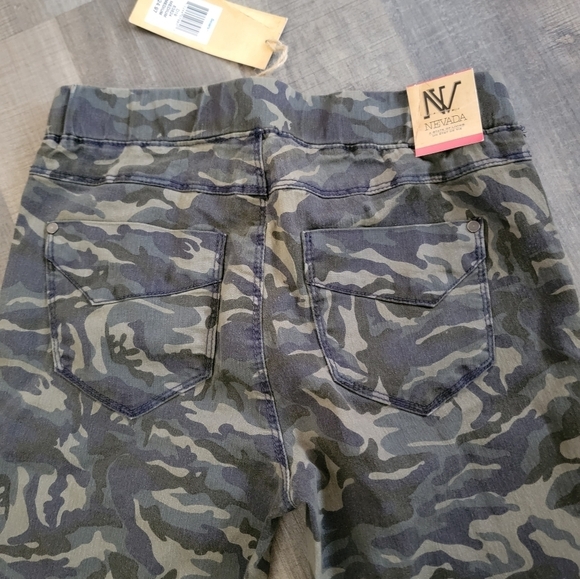 Nevada High Rise Camo Jeggings size medium - Picture 8 of 10
